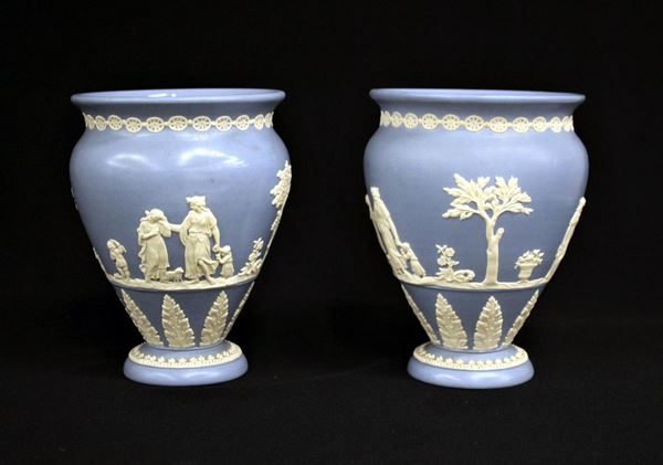 Coppia di vasi, Inghilterra, sec. XX, in ceramica nei toni dell&#8217; azzurro decorata a rilievo a scene classiche nei toni del bianco, alt. cm 20 (2)
