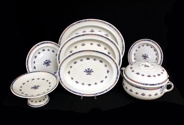 Parte di servito in porcellana di Wedgwood, inizio sec. XX, decorazione &#8220;Etruria&#8221; nei toni del rosso scuro e blu con vasi fioriti e foglie, composto da: