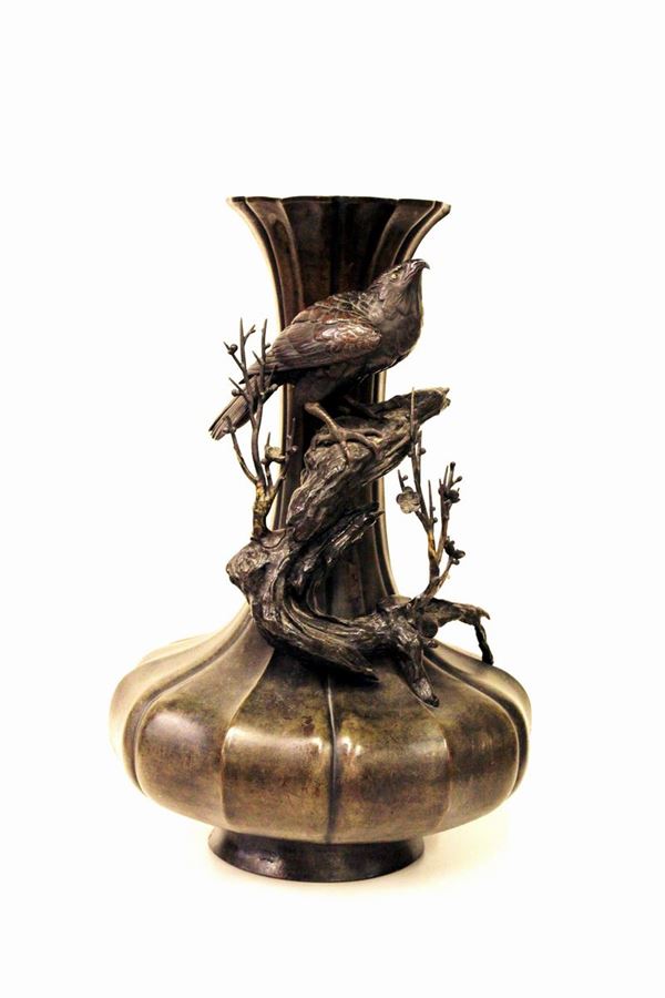 Grande vaso in bronzo, Giappone,&nbsp; sec. XX, collo allungato decorato da roccia con pruni fioriti e volatile, probabilmente Giappone, alt. cm. 55 circa