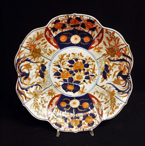 Grande piatto, Giappone, sec. XIX, lobato in porcellana con decorazioni Imari,&nbsp; retro con motivi stilizzati in azzurro, secolo XIX, diam. cm. 29