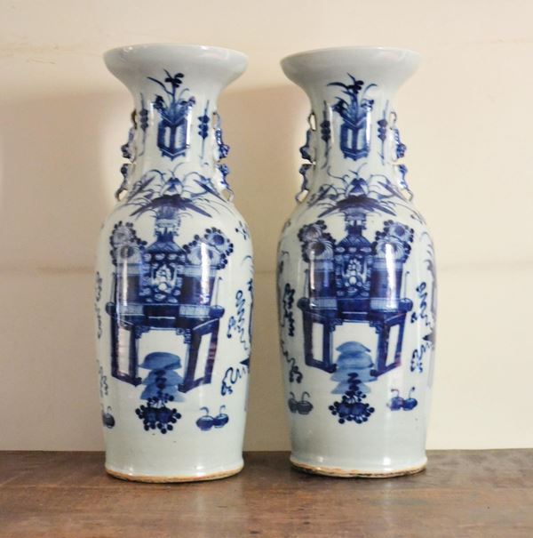 Coppia di vasi, Cina, dianstia Qing, sec. XIX, in porcellana bianco e blu, corpo a balaustro, coppia di piccole anse a cani di pho stilizzati affrontati, alt. cm 56,5 (2)