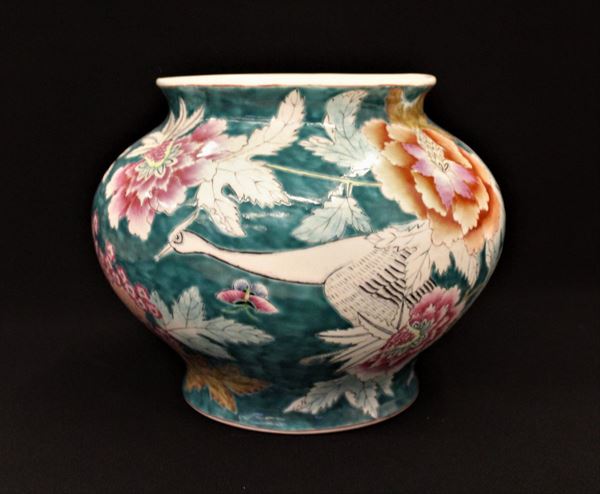 Vaso, Cina, sec. XX, in porcellana dipinta in policromia a motivi floreali