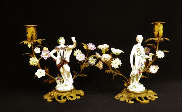 Coppia di candelieri, inizi sec. XX, in bronzo&nbsp;&nbsp;&nbsp;&nbsp;&nbsp;&nbsp;&nbsp;&nbsp;&nbsp;&nbsp;&nbsp;&nbsp;&nbsp;&nbsp;&nbsp;&nbsp;&nbsp;&nbsp;&nbsp;&nbsp;&nbsp;&nbsp;&nbsp;&nbsp;&nbsp;&nbsp;&nbsp;&nbsp;