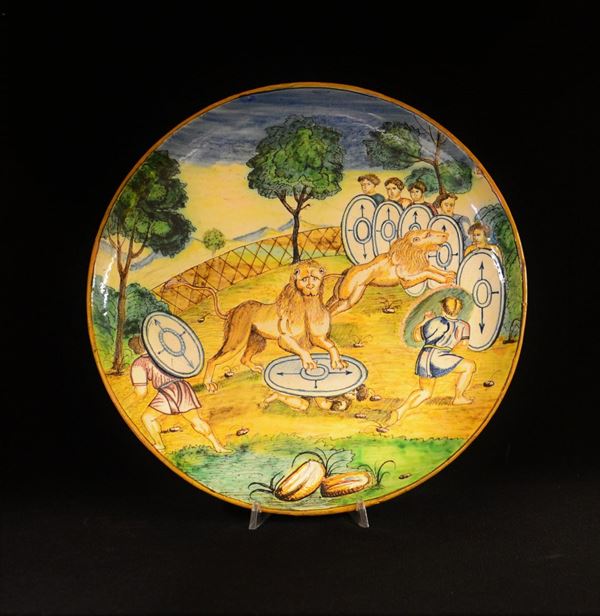 Piatto, in stile 500, in maiolica dipinta in policromia