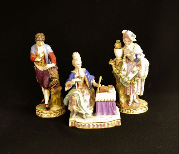 Tre gruppi, inizi sec. XX, manifattura Meissen, in ceramica,