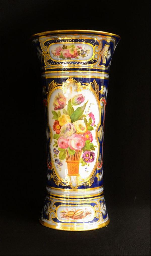 Vaso, Francia, sec. XX, in porcellana decorata