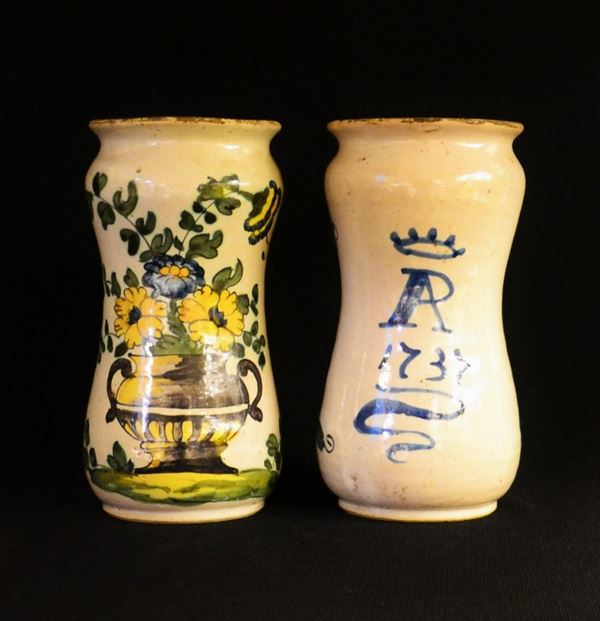 Coppia di albarelli, sec. XVIII, in maiolica