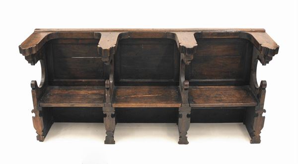 Stallo, in stile 500, in noce a tre sedute incernierate ribaltabili, cm 222x52x100, costruito con materiale antico