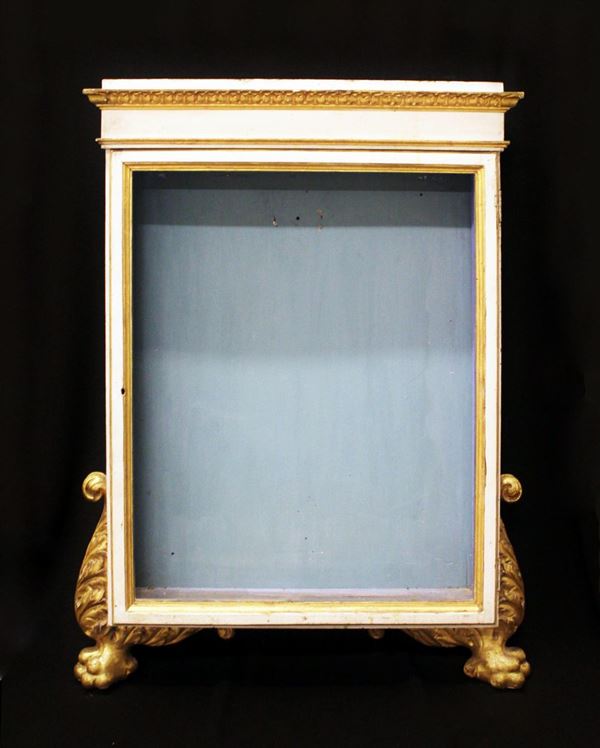 Teca, sec. XVIII/XIX, in legno laccato e dorato, fronte ad uno sportello,&nbsp;