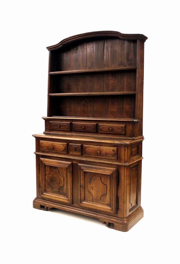 Credenza, Piemonte, sec. XVIII, in noce, piattaia a giorno, tre cassetti allineati, cimasa curvilinea, corpo inferiore a tre cassetti allineati sottesi da coppia di sportelli bugnati a riserve mistilinee, motivo che si ripete sui fianchi e sui cassetti piedi a mensola, cm 150x55x2502