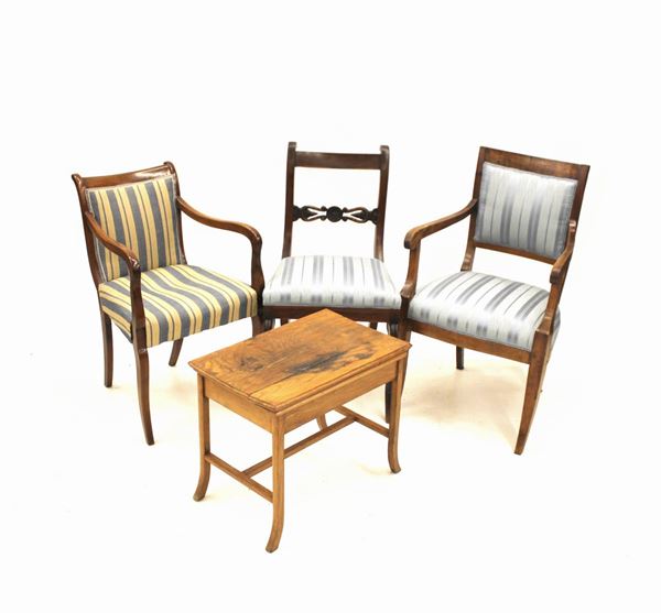 Poltroncina, fine sec. XVIII, in noce, schienale rettilineo, braccioli a giorno, rivestita in stoffa a righe nei toni del celeste, gambe sciabolate, alt. cm 90
