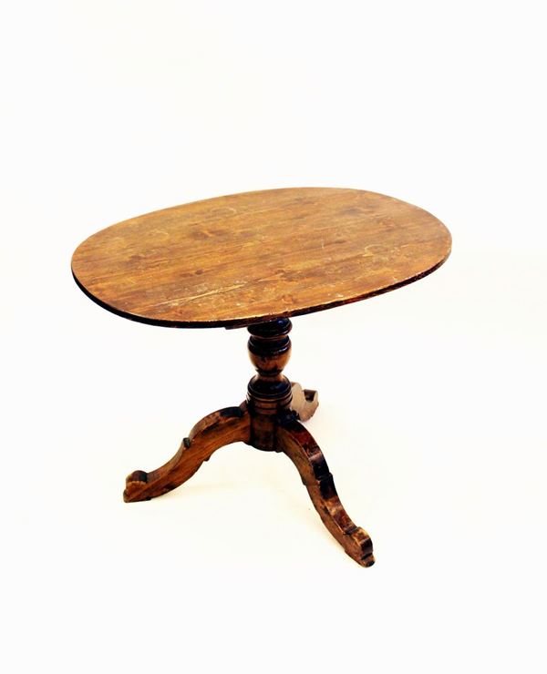 Tavolino, sec. XIX, in legno di conifera, piano ovale, fusto centrale tornito, base tripode a doppia voluata, cm 96,5x70x77