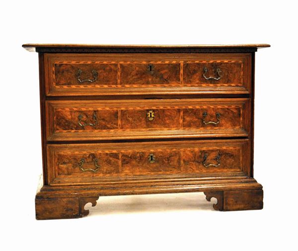 Cassettone, Lombardia, sec. XVII, in noce e radica di noce, tre cassetti filettati, piedi a mensola, cm 144x59x98, difetti e restauri