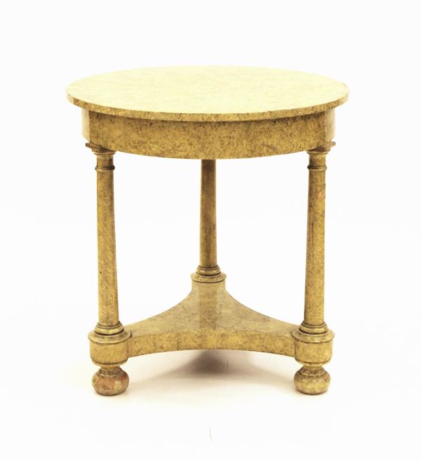 Tavolino, sec. XX, in legno laccato a finto marmo nei toni del verde, piano circolare su tre colonne tornite poggianti su base triangolare a lati concavi, piedi a sfera, diam. cm74,5, alt. cm 79,5, difetti