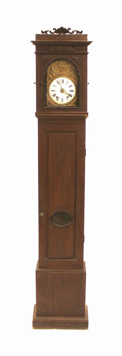 Orologio a torre, sec. XIX, cassa in legno, mostra in metallo dorato e sbalzato ad elementi naturalistici, quadrante smaltato bianco ad indici romani,
