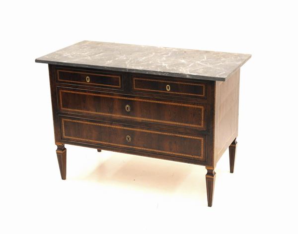 Cassettone, sec. XVIII, lastronato in palissandro e intarsiato in acero e legni tinti, piano in marmo grigio rettangolare, fronte a coppia di cassetti allineati sottesi da coppia di cassetti a tutta lunghezza, gambe troncopiramidali a mazzetta sciancrata, cm 121,5x59x83, piano non pertinente