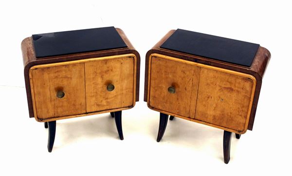 Coppia di comodini, anni 40/50, lastronato in varie essenze, piano in opalina nero, fronte a due sportelli, gambe sciabolate, cm60x32x60, difetti (2)
