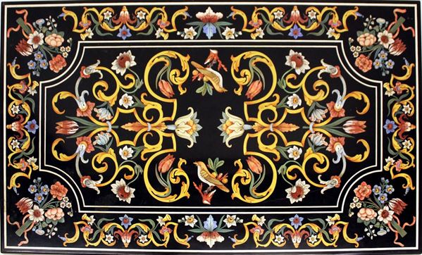 Piano, sec. XX, in ardesia, decorato in scagliola ad ampie volute contrapposte fogliate e fiorite intrervallate da motivi ornitologici entro riserva a doppia filettatatura ad angoli curvilinei introflessi, cantonali decorati a mazzetti fioriti, cm 82x140