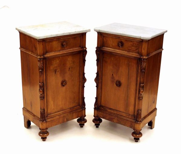 Coppia di comodini, Luigi Filippo, lastronati in acero, piano in marmo bianco, fronte ad uno cassetto ed uno sportello tra montanti intagliati a motivi umbonati e fogliati, piedi a trottola, cm 52x38x94,5(2)