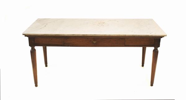 Tavolo Luigi XVI, in noce, piano in marmo bianco, fascia rettilinea a due cassetti, gambe rastremate a mazzetta tornita, piedi a sfera 176x84x78