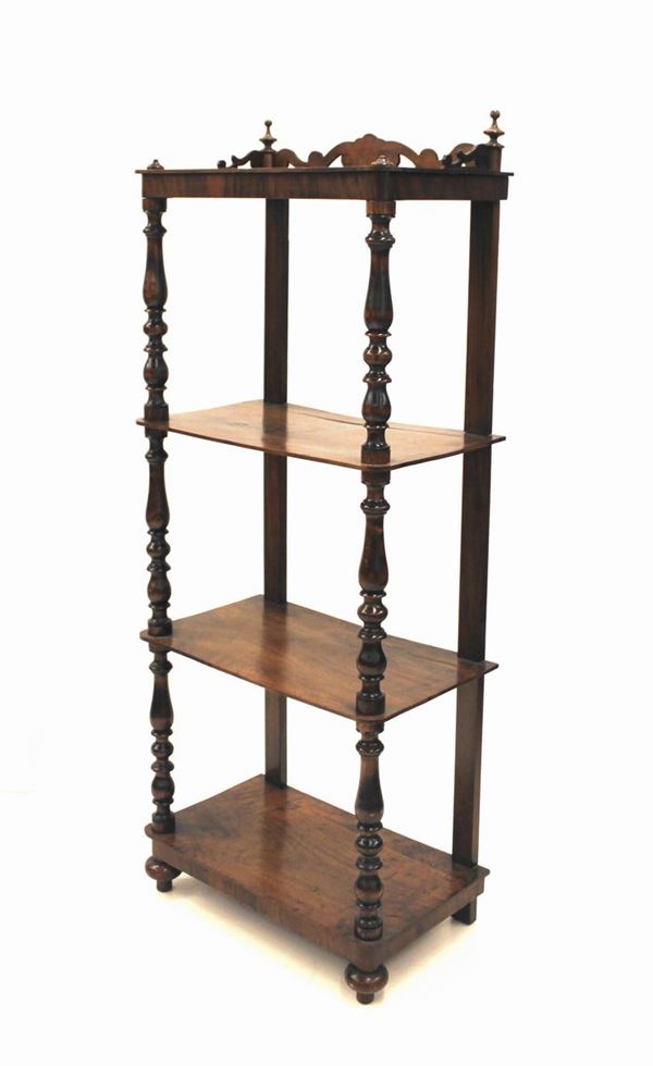 Etagere, sec. XIX, in noce, quattro ripiani tra sostegni anteriori torniti,