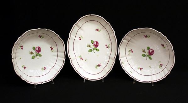 Tre piatti fondi, manifattura di Vienna, sec. XVIII, in porcellana bianca dipinta in policromia a mazzolini fioriti, diam. cm 22e cm 20,5x26,5 (3)