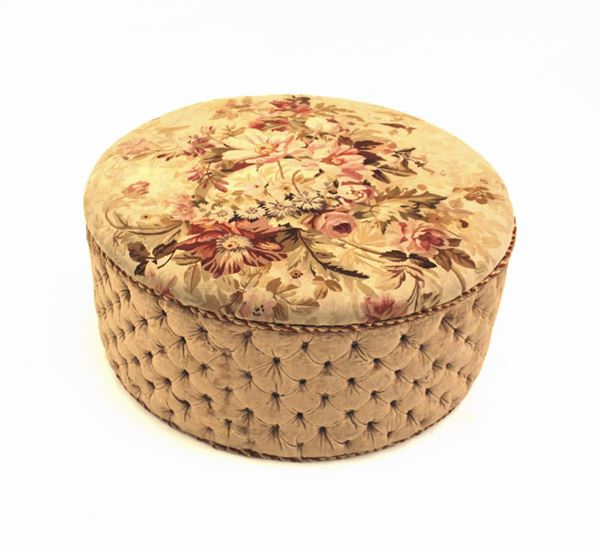 Pouf contenitore, piano circolare rivestito con arazzo a motivi floreali del sec. XIX, montante rivestito in velluto capitonn&eacute;, diam. cm 90 alt. 50
