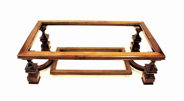 Tavolo da fumo, sec. XX, in noce, piano rettangolare in cristallo, gambe modanante a sezione quadrata raccordate da traversa mistilinea, cm 140x76x42