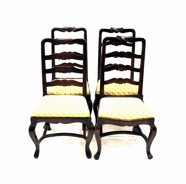 Serie di quattro sedie, Toscana, metà sec.                            Serie di quattro sedie, Toscana, metà secolo XVIII, con schienali decorati da tre fasce orizzontali sagomate, sedili imbottiti, gambe frontali mosse riunite a quelle posteriori da traverse ondulate, rivestite in stoffa gialla                                                                    