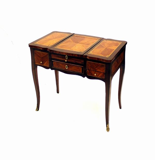 Toilette, Francia, sec. XVIII, lastronata in palissandro, bois de rose e filettata in varie essenze, piano centrato da specchio tra piani incernierati, fronte a pianetto estraibile con inseto in pelle sotteso da cassetto tra finto cassetto e tiretto, grembialina centinata, gambe mosse desinenti in sabot metallici, cm 78x45x71