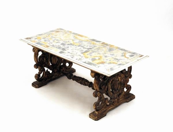 Tavolino da fumo, sec. XX, piano rettangolare in onice nei toni del celeste e del giallo, profilato e filettato in marmo bianco, gambe lignee intagliate a racemi contrapposti dorati, raccordati da traversa tornita, cm 56x120x48