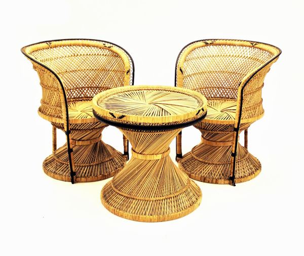 Coppia di poltroncine a pozzetto e tavolino circolare, sec. XX, in midollino naturale e tinto, alt. massima cm 73