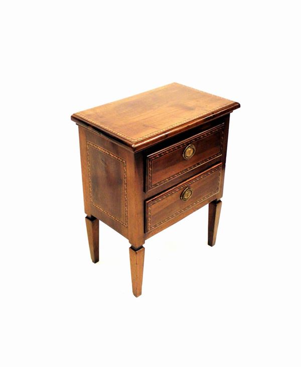 Comodino, Piemonte, Luigi XVI, lastronato in noce e intarsiato in varie essenze, piano rettangolare sotteso da coppia di cassetti sovrapposti, gambe troncopiramidali a mazzetta sciancrata, cm 59,5x36,x74