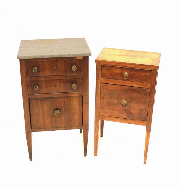 Due comodini, sec. XVIII/XIX, in noce, fronte a cassetti e sportelli, gambe troncopiramidali, cm 50x41x88 e cm 45x33x82