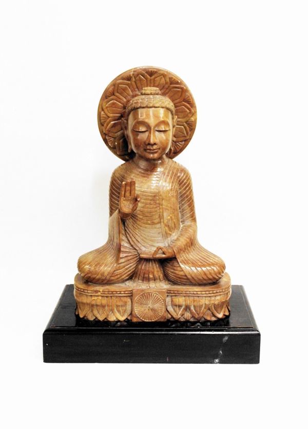 Scultura, arte orientale, sec. XX, in pietra saponaria, raffigurante Budda benedicente, base lignea ebanizzata, alt. cm 51, difetti