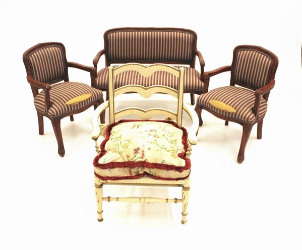 Piccolo divanetto e due poltroncine, in stile Luigi XV, il legno laccato nei toni del rosso, alt. cm 58