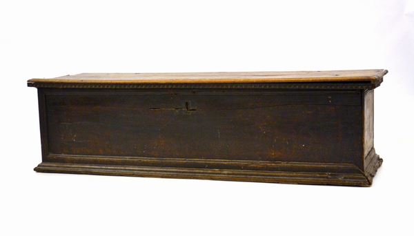 Cassapanca, sec. XVII, in noce, piano con bordo baccellato, cm 165x54x65,&nbsp;