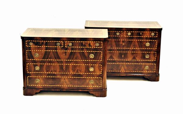 Coppia di cassettoni, Toscana, sec. XVIII, lastronati in noce e intarsiati in varie essenze, piano rettangolare&nbsp; ad angoli curvilinei sotteso da coppia di cassetti allineati, e tre a tutta lunghezza, piedi a mensola, cm 125,5x61x90