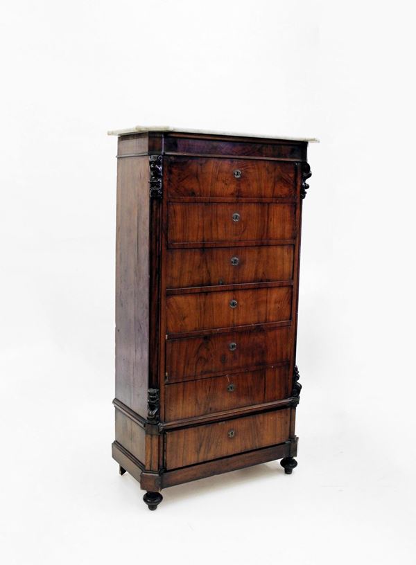 Settimino, sec. XIX, in noce e piuma di noce, piano in marmo bianco, fronte a sette cassetti sovrapposti a tutta lunghezza tra montanti scantonati e intagliati, piedi a trottola, cm 97x48x169, difetti