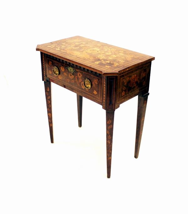 Tavolino parietale, Olanda sec. XVIII/XIX, lastronato e intarsiato a motivi floreali in varie essenze, piano sotteso da motivi a dentelli, un cassetto nel fronte, gambe troncopiramidali rastremate, cm 66,5x38,5x72,5