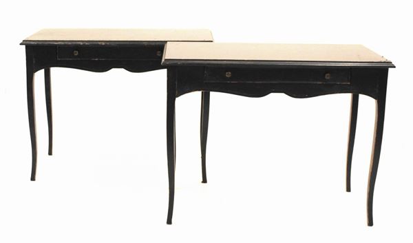 Coppia di tavolini, sec. XX, in legno ebanizzato, piano rettangolare a&nbsp;&nbsp;&nbsp;&nbsp;