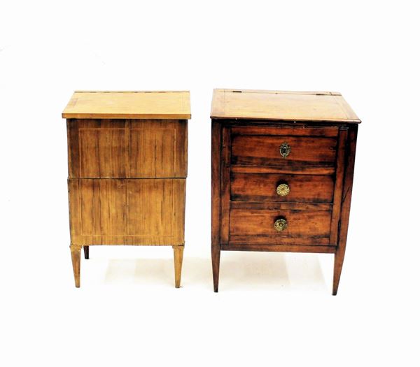 Due comode, sec. XVIII/XIX, in noce, piano incernierato, gambe troncopiramidali, cm&nbsp; 60x49x80 e cm 51x37x82, (2)
