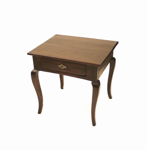 Tavolino, sec. XVIII, in castagno, piano rettangolare, un cassetto nella fascia, gambe mosse, cm 65,5x52x63