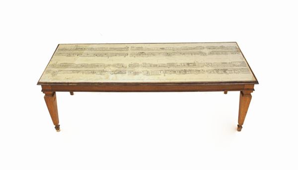 Tavolo da fumo, sec. XX, piano con stampa a motivo di rilievo architettonico dei Lungarni fiorentini, sotto vetro, struttura in noce, gambe troncopiramidali a mazzetta sciancrata su piede a dado, cm 168x65x56