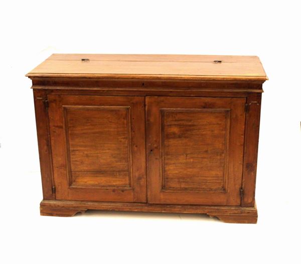 Credenza, sec. XIX, in gattice e abete, piano rettangolare a becco di civetta incernierato celante vano, fronte a due sportelli ad ampie riserve nervate, tra montanti bugnati, piedi a mensola, cm 156x66x107, restauri