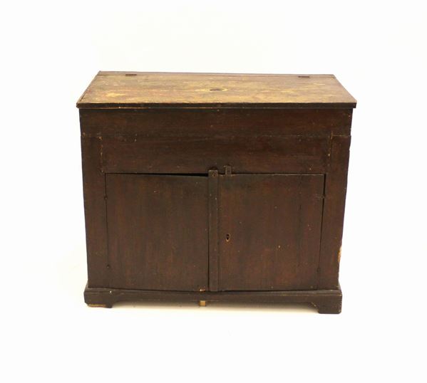 Madia, sec. XVIII, in gattice patinato scuro, piano rettangolare incernierato, fronte a due sportelli, piedi a mensola, cm 117x62x99, difetti