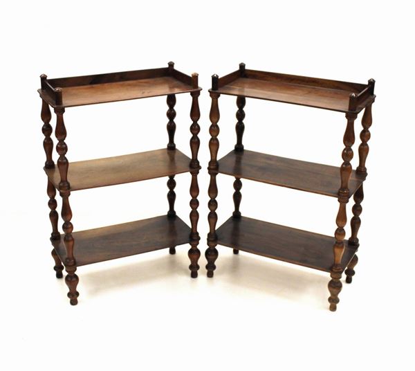 Coppia di piccole etagere, sec. XIX, in noce, tre ripiani rettangolari su sostegni torniti, piedi piriformi cm 63x30x95