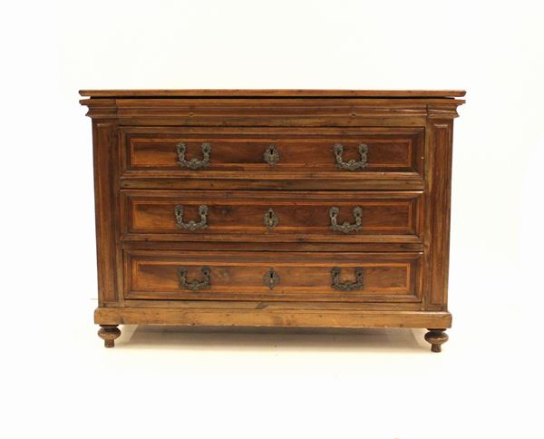 Cassettone, sec. XVIII, in noce, piano rettangolare sotteso da cassetto segreto, tre cassetti filettati a tutta lunghezza tra lesene bugnate, piedi a trottola, cm 144x63x103, modifiche e difetti