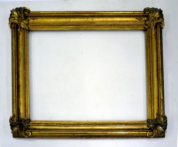 Cornice, sec. XIX, in legno dorato e intaglieto a motivi vegetali, cm 85x69, battuta cm 68x51