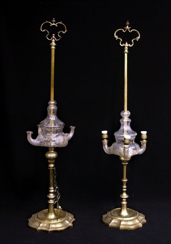 Coppia di lucerne, sec. XVIII, in ottone, ampolla porta olio in vetro, alt. cm 74 e&nbsp; 73